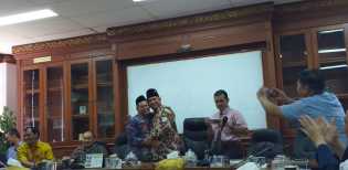 'Musim' Panas Mulai Reda, Rektor UIN Suska Akhmad Mujahidin Akhirnya Rangkul Kusnadi
