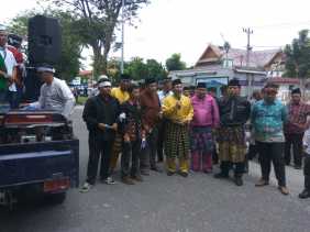 Sikapi Perseteruan Anggota DPRD Riau, Ratusan Masyarakat Kuansing Gelar Pawai Adat Menjaga Marwah Me