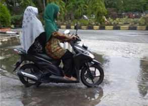 Lahan Parkir Rusak dan Tergenang, ini Keluhan Mahasiswa FISIP UR