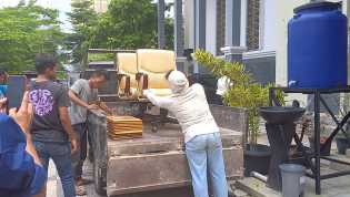 Vendor Tarik Barang dari Kantor DPRD Kota Pekanbaru