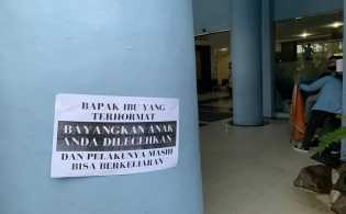 Mahasiswa Unri Segel Ruang Rektor dan Sebar Poster Peringatan