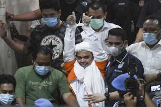 Viral Video Polisi Penjaga Menendang ke Arah HRS