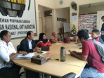 Bapak Kapolri , Bapak Prabowa presiden kami  tolong tolong saya , tanah ,tanaman dan rumah saya dihancurkan .