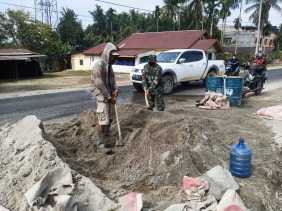TMMD Ke -110 Kodim 0313/KPR, Tak Peduli Panas Personel Koramil 06/SH Bantu Pekerja Pembuatan Parit