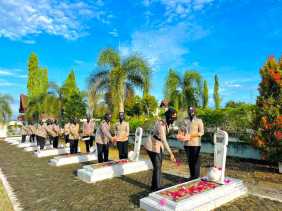 HUT Polwan ke 74, Para Polwan Cantik Ziarah Taman Makam Pahlawan