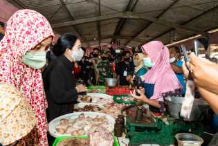 Cek Harga Pangan di Pasar Jungke Karanganyar, Puan Borong Bakso Untuk Buka Puasa