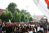 Ribuan Masyarakat Antusias Antar Pasangan Suhardiman Amby - Mukhlisin Mendaftar ke KPU