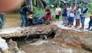 Jembatan Penghubung Desa di Pelalawan ini Roboh Diterjang Derasnya Air Sungai