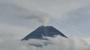 Merapi Kembali Luncurkan Awan Panas Sejauh 1,8 Km