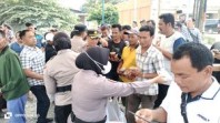 Tetap Humanis Dalam Mengamankan Aksi Demo Masyarakat. Kapolsek Minas Bagi Kue Kepada Masyarakat