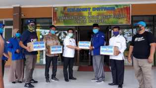 DPC Demokrat Siak Bagikan Baju Hazmat untuk Paramedis