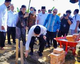 Bersama Gubri, Pj Bupati Kampar Letakkan Batu Pertama Pembangunan Ponpes Ma'had Islam di Siak Hulu