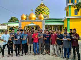 Meriahkan Idul Fitri, Pemuda Pangkalan Baru Dusun I Kreatif Gelar Panjat Pinang