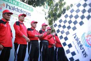 Sempena Harteknas ke-23, Gubernur Andi Lepas Peserta Jalan Sehat