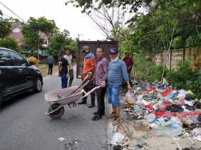 Anggota DPRD Pekanbaru Zainal Arifin Turun Langsung Bersihkan Sampah