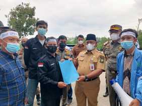 Forum mahasiswa Kabupaten kampar yang tergabung Bersama Pedagang Gelar aksi dengan tuntutan Turunkan