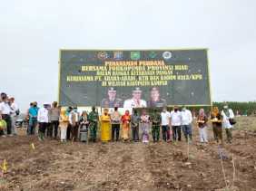 Gubernur Syamsuar Tanam Benih Jagung di Desa Bencah Kelubi Kampar