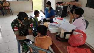 Satgas Pamtas Yonif 645/Gty Bersama Puskesmas Siding Bantu Layani Posyandu Anak-Anak SD Perbatasan