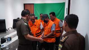 PENETAPAN 4 (EMPAT) ORANG TERSANGKA DUGAAN TINDAK PIDANA KORUPSI PEMBANGUNAN FISIK MASJID RAYA PEKANBARU TA. 2021