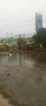 Akibat Curah Hujan Tinggi Dalam Satu Jam Jalanan Berubah Menjadi Sungai yang dilalui Kendaraan Darat
