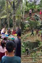 Karya Bakti Pembersihan Kuburan Umum, Bukti Cintai Kebersihan Prajurit Satgas Pamtas Yonif 645/GTY