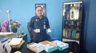 Camat Tampan Turun ke Lapangan Bagikan e-KTP