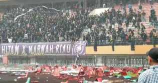 Suporter Kecewa, Kursi di Stadion Utama Riau Beterbangan