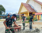 Personel Satgas Yonif 122/TS Perbaiki Bangunan Gereja di Distrik Mannem Papua