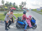 Kapolsek Tambang Bantu Dorong Sepeda Motor Pemudik yang Mogok Sekaligus Bantu Isikan BBM