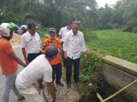 Bupati Kampar Tinjau Jalan Putus di Kuok