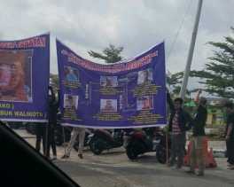 Diduga Ada Jual Beli Jabatan di Pemko Pekanbaru, Sejumlah Mahasiswa Demo di Kediaman Walikota