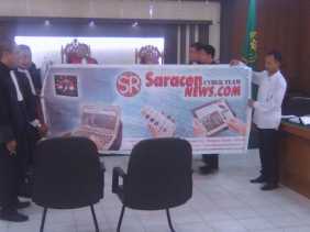 Spanduk Media Online Saracen Dibentang Saat Persidangan