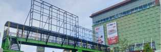 Reklame Modus JPO Berdiri Kokoh di Simpang Living Word