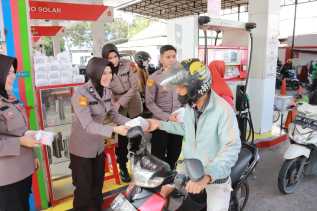 Tertib berlalu lintas, Jumat berkah bagi ojek online dan Masyarakat dapat hadiah BBM dan makan _'gratis'_ dari Spripim Polda Riau*