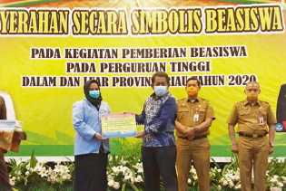 Sekdaprov Serahkan Beasiswa Berprestasi Bagi 4.104 Mahasiswa se Riau