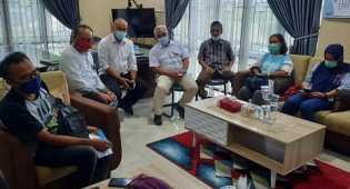 PWI Riau Tanam 100 Batang Cemara Pantai di Pulau Rupat