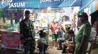 Patroli Malam Cipta Kondisi, Serka Heri Santoso Sambangi Warga untuk Jaga Keamanan Bulukerto