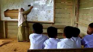 Memprihatinkan, Sekolah di Kabupaten Kampar ini Berdinding Papan Dengan Fasilitas Tidak Layak Pakai