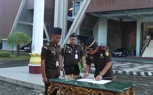 KEPALA KEJAKSAAN TINGGI RIAU PIMPIN APEL PENCANANGAN PEMBANGUNAN ZONA INTEGRITAS MENUJU WILAYAH BIROKRASI BERSIH DAN MELAYANI (WBBM)
