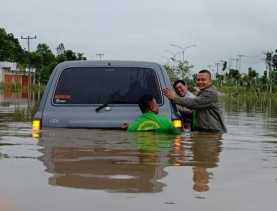 Akibat Banjir Mengerikan, Jalintim di Pelalawan Berubah Jadi Sungai