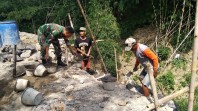Babinsa Denggungan Turun Tangan Bangun Talud, Wujud Nyata TNI Bersama Rakyat Perkuat Akses Jalan Desa