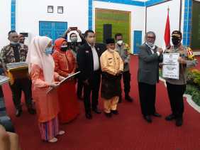 Dinilai Layak dan Pantas, Ketum Arist Merdeka Sirait Beri Penghargaan Kapolres Pelalawan