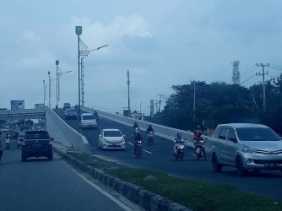 Abikan Plang Larangan Melintas, Pengendara Roda Dua Tetap Lintasi Fly Over Pasar Pagi