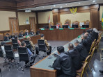 Pembacaan Putusan Sela terhadap  Terdakwa dalam Perkara PT Adhi Persada Realti