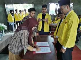 Rektor Uniks Lantik Agustin sebagai Presiden BEM Uniks