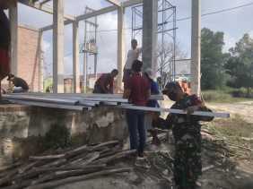 Upaya Memberikan Dukungan TMMD Ke -110 Kodim 0313/KPR, Babinsa Bantu Warga Gotong Royong