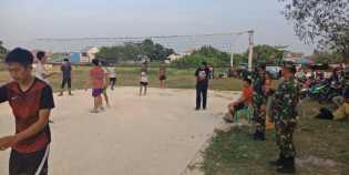 Pemuda Desa Pandau Jaya Terima Pembinaan Dan Pelatihan Volly Dari Personel Koramil 06/SH