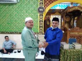 Safari Ramadhan Ketua KNPI Kampar Abu Nazar Bagikan Al-Qur'an di Siak Hulu Kampar