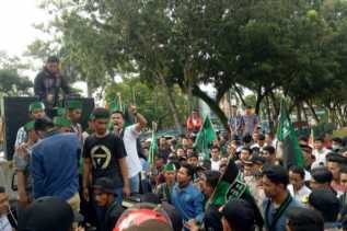 Kutuk Tindakan Anarkis Aparat, Ratusan Masa HMI Pekanbaru Geruduk DPRD Riau