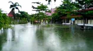 Banjir Tergenang Air, Mahasiswa Kampus Favorit di Pekanbaru ini Terpaksa Bawa Sepatu Cadangan